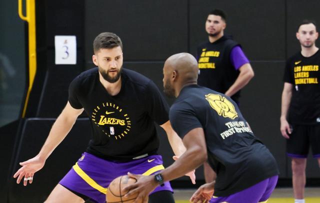 九游体育在线登陆-三分8连中！湖人暗藏2米08高炮苦练：季后赛当奇兵？