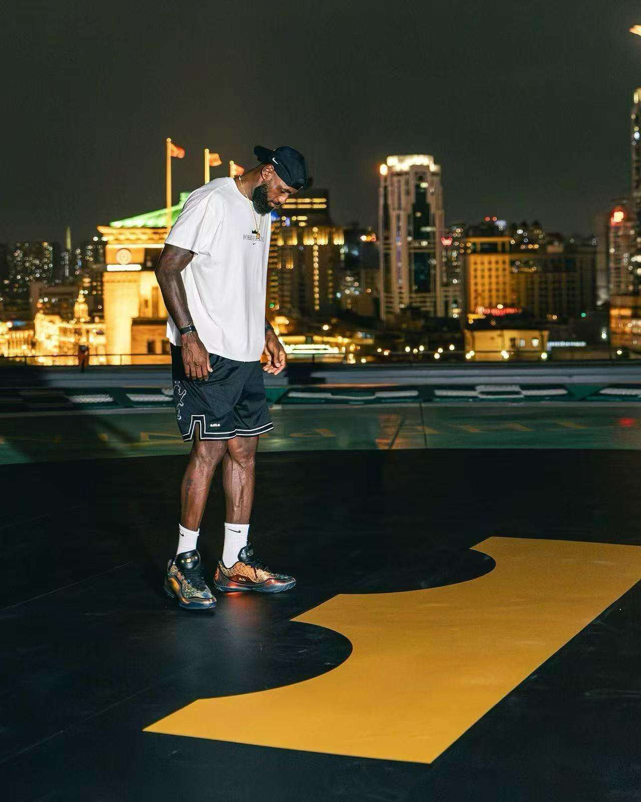 九游体育在线登陆-詹姆斯晒在上海打卡照片:上海,以及与夜和高空相伴的国王