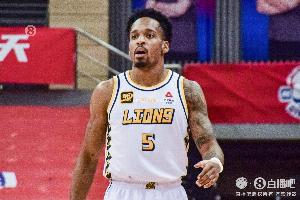 手感一般但杀伤力巨大！布朗首节三分5中1拿12分2板2助 罚球7中5