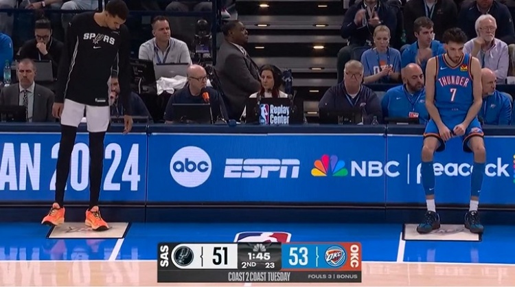 针尖对麦芒！文班亚马和霍姆格伦同时走到技术台 死球后一起登场