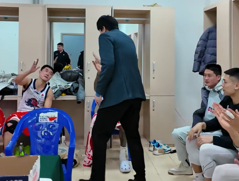 九游体育在线登陆-胜辽宁更衣室！邱彪与全队击掌庆祝，讲话重提心态与拼，氛围极佳