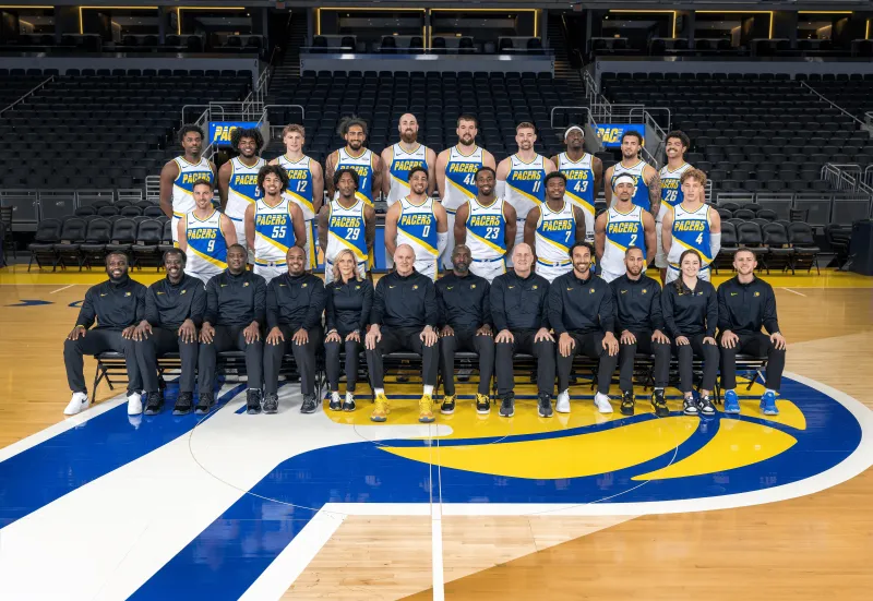 九游体育在线登陆-下赛季见！步行者官方晒出本赛季全家福，哈利伯顿C位入镜